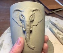 Bestillingsarbejde - et krus med modelleret elefant